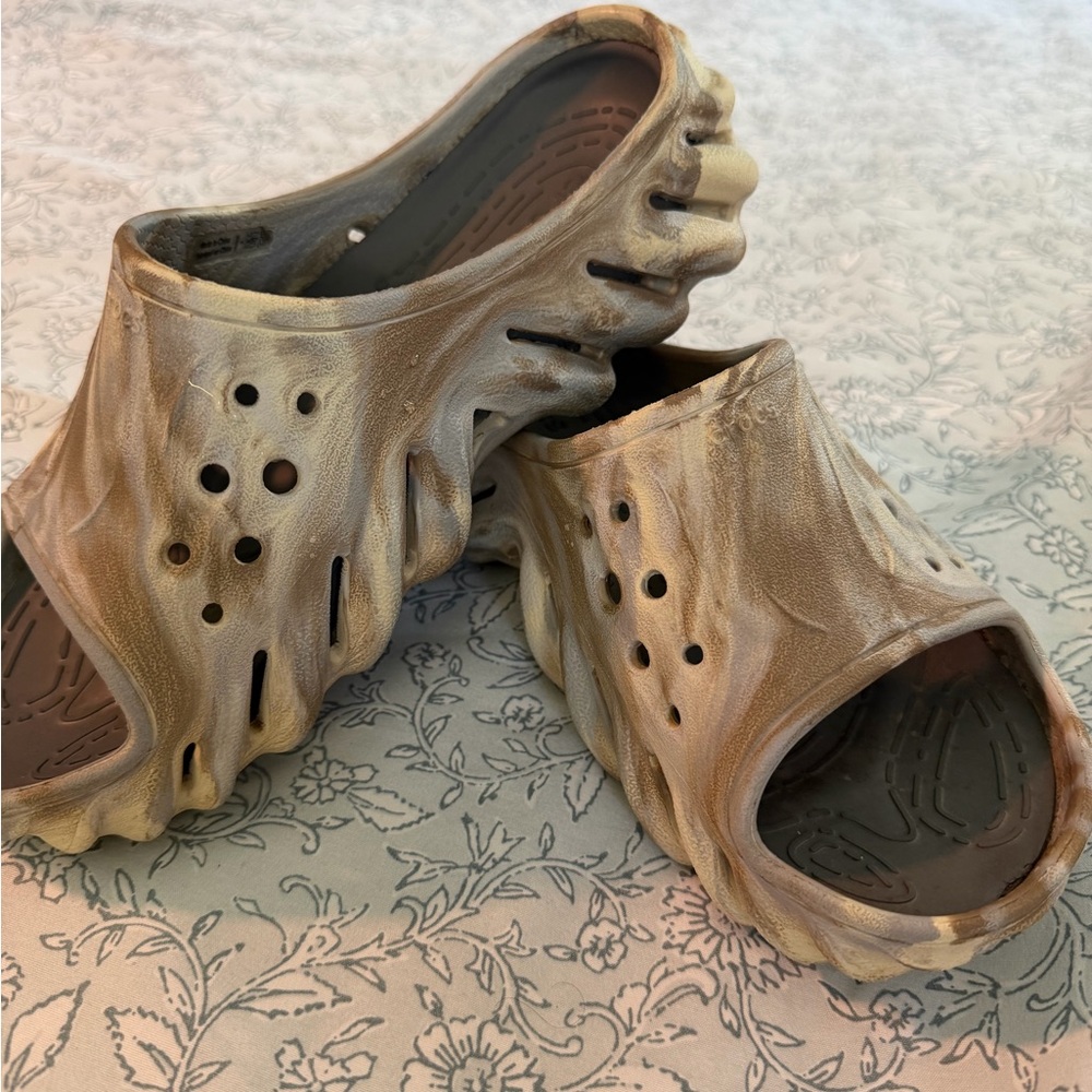 CROCS Marbled Cream-Tan Slip-On Clog